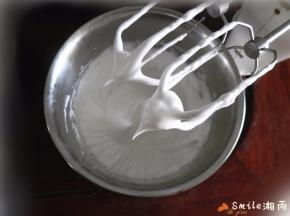 打至硬性发泡（蛋白霜出现小而直立的尖角）。