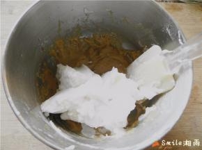 将三分之一的蛋白霜倒入蛋黄糊，轻轻、快速翻拌均匀成蛋糕糊。