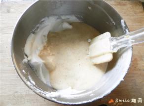 翻拌好的蛋糕糊，再倒回剩下的蛋白霜中，同样快速翻拌均匀。