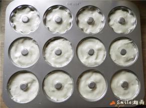 将蛋糕糊倒入裱花袋内，挤在模具中。