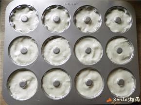 将蛋糕糊倒入裱花袋内，挤在模具中。