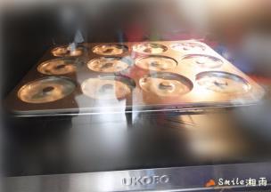 端起模具轻轻震动出气泡。送进预热好的UKKOEO HBD-5002烤箱中层，上下火160度，20分钟左右。