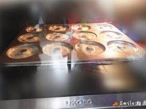 端起模具轻轻震动出气泡。送进预热好的UKKOEO HBD-5002烤箱中层，上下火160度，20分钟左右。