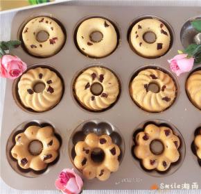 烤后立刻出炉，震几下，冷却至温热时脱模（模具的中间小孔，可以用牙签划一圈脱模）。