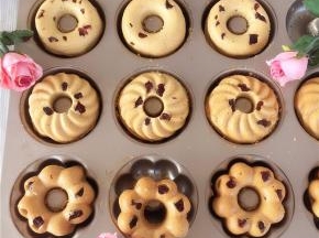 烤后立刻出炉，震几下，冷却至温热时脱模（模具的中间小孔，可以用牙签划一圈脱模）。