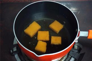 首先将500克的清水，130克的黄片糖煮成糖水，然后彻底冷却备用。