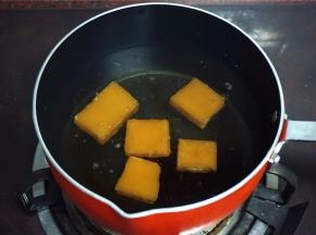 首先将500克的清水，130克的黄片糖煮成糖水，然后彻底冷却备用。