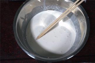 250克马蹄粉与200克清水混合，调成浓稠的粉浆。