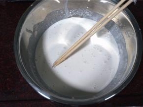 250克马蹄粉与200克清水混合，调成浓稠的粉浆。