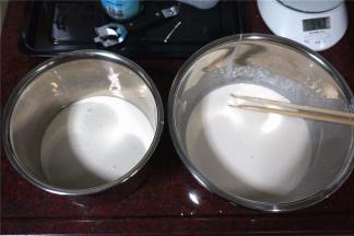 将浓稠的粉浆等分成2份。