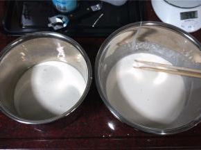 将浓稠的粉浆等分成2份。
