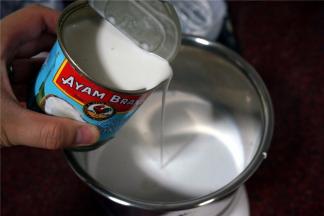 往其中一份浓稠粉浆中加入400ml椰浆。