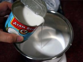 往其中一份浓稠粉浆中加入400ml椰浆。