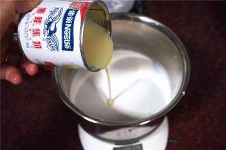 然后加入150克炼奶。