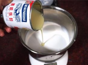 然后加入150克炼奶。