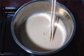 另外一份浓稠的马蹄粉浆，倒入冷却了的黄糖水，搅拌均匀。