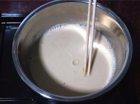 另外一份浓稠的马蹄粉浆，倒入冷却了的黄糖水，搅拌均匀。
