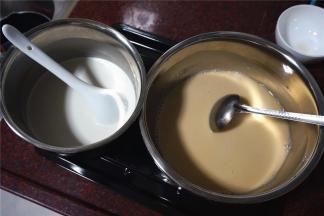 椰汁浆以及黄糖马蹄粉浆都准备好后，烧一锅开水，准备蒸糕。