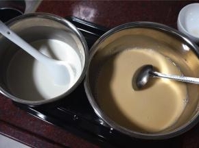 椰汁浆以及黄糖马蹄粉浆都准备好后，烧一锅开水，准备蒸糕。