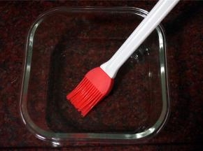 模具刷上一层食用油，防粘。