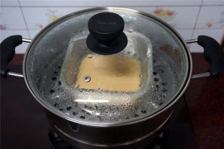 然后再倒入一层椰浆粉浆，盖上锅盖蒸5分钟，如此重复，一层黄糖浆一层椰浆粉浆地蒸。最后一层为黄糖粉浆。这样蒸出来就是多层的椰汁马蹄糕。其他款色，请参看成品图来制作。