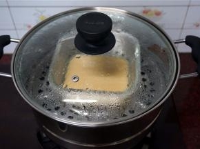 然后再倒入一层椰浆粉浆，盖上锅盖蒸5分钟，如此重复，一层黄糖浆一层椰浆粉浆地蒸。最后一层为黄糖粉浆。这样蒸出来就是多层的椰汁马蹄糕。其他款色，请参看成品图来制作。