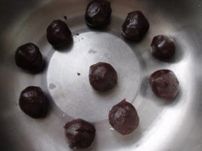 豆沙馅把手上抹油团成圆形。