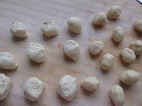 把两种面团都分成等量的小剂子。