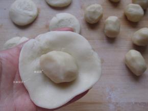 把水油面团擀成皮，把油酥面团放上。