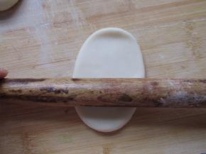 用擀面杖擀成椭圆形。