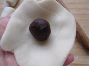 擀成皮，把豆沙馅包入。