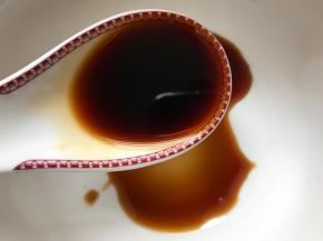 取一个干净的小碗，加入三勺蒸鱼豉油