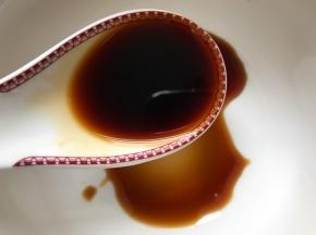 取一个干净的小碗，加入三勺蒸鱼豉油