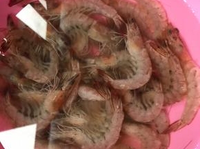 鲜虾洗净，去虾线