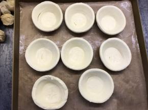 将蛋挞放入烤盘中