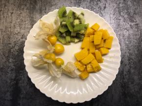 将猕猴桃、芒果切小块