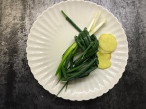 将生姜切片，另一半香葱打成葱结