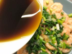 倒入调好的汁，吃之前搅拌均匀即可