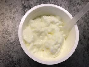 将老酸奶搅拌均匀