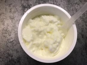 将老酸奶搅拌均匀