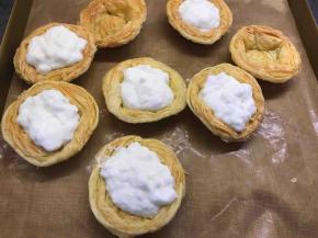 用勺舀入蛋挞皮中