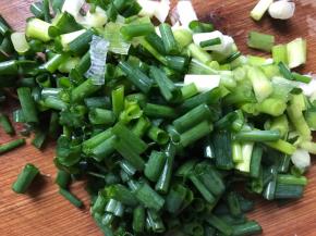 取一半香葱切末