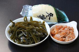 准备食材：冬笋、海带、猪瘦肉等食材；