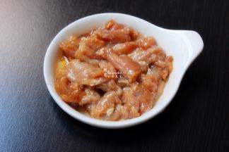 瘦肉洗净切片，放油、盐、生抽、生粉拌均腌制5分钟；