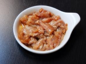 瘦肉洗净切片，放油、盐、生抽、生粉拌均腌制5分钟；