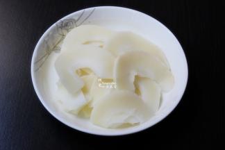 冬笋洗净切薄片；