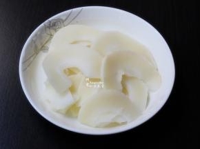 冬笋洗净切薄片；