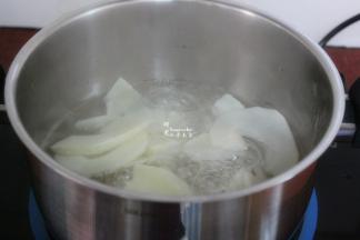 清水煮沸，放入冬笋汆烫1分钟，捞出过冷水，沥干水分待用；