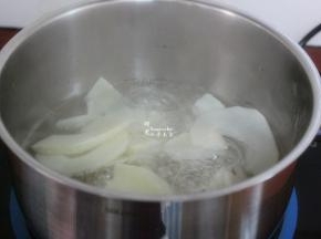清水煮沸，放入冬笋汆烫1分钟，捞出过冷水，沥干水分待用；