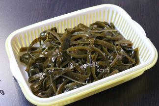 海带浸泡洗净，切丝；